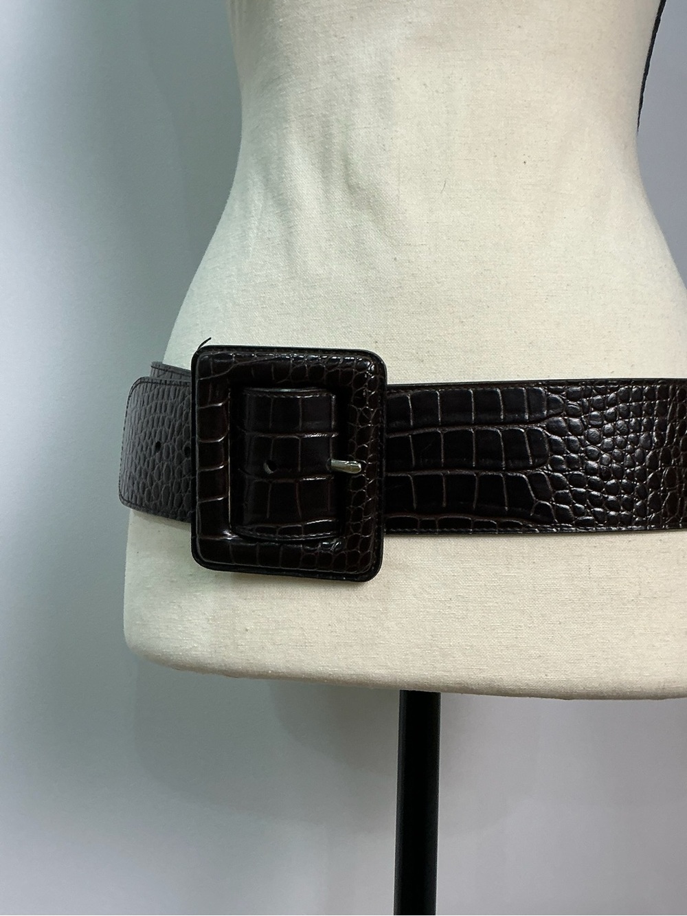 Ladies Wide Croc-Embossed Leather Fashion Belt with Square Covered Buckle